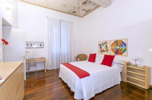 Spanish Steps Vittoria Apartment, Рим (фото 5)
