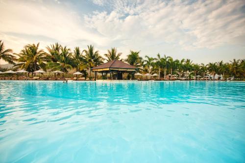 Swimming pool, Diamond Bay Resort & Spa in Phuoc Ha
