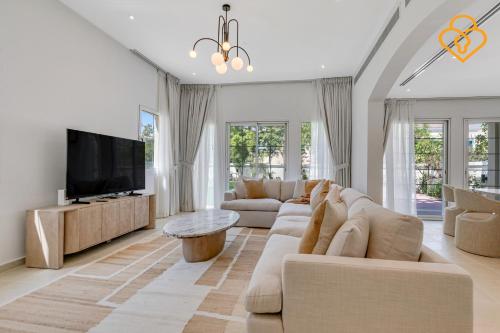 Brand new Large Villa JVT Private Garden, Dubai (photo 4)