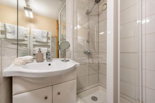 Central Apartment In Heart of Val Thorens, Ski In-Out with WiFi in Saint-Martin-de-Belleville