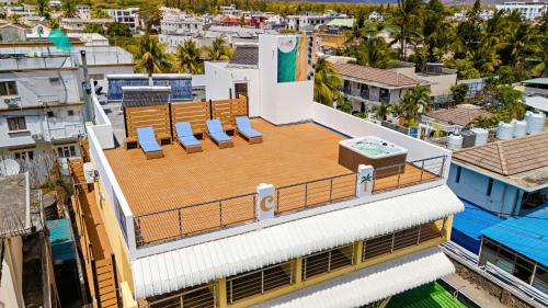 C-side Studios - newly fully renovated beachfront residence with rooftop jacuzzi, Флик-ан-Флак (фото 10)