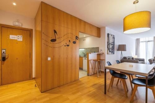 Aspasios Plaza Real Apartments - image 4