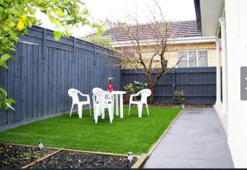 Comfy & Budget-Friendly Home in Balwyn - Quiet & Close to Melbourne CBD in Balwyn