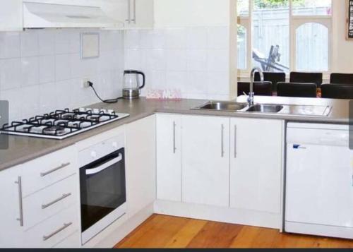 Comfy & Budget-Friendly Home in Balwyn - Quiet & Close to Melbourne CBD in Balwyn