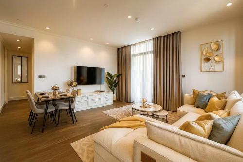 Luxury Asoke Sukhumvit near by BTS MRT Sleeps 4