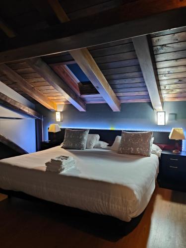 1 king bed, 1 double bed, 1 sofa bed