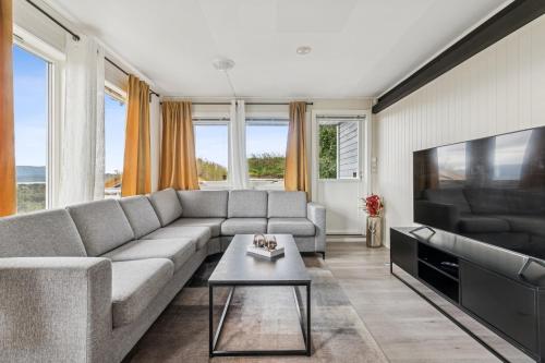 Koplietošanas atpūtas telpa ar TV, Koselig hus med fantastisk utsikt i Bodø in Tverlandet