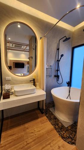 room detail thumbnail 2