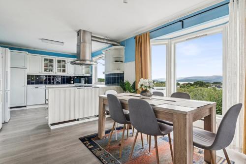 virtuve, Koselig hus med fantastisk utsikt i Bodø in Tverlandet