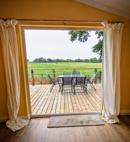 Hot Tub, Lake View, Peaceful Woodland Retreat in Eaton