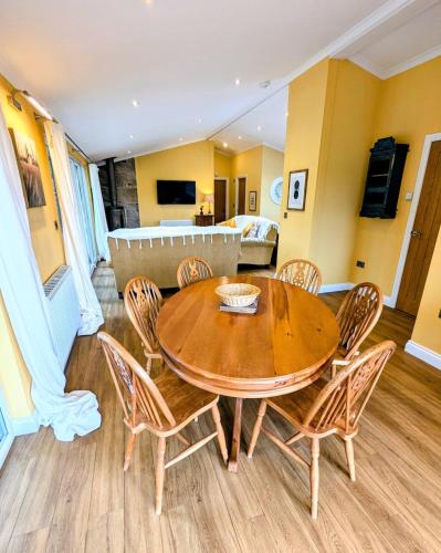 Hot Tub, Lake View, Peaceful Woodland Retreat in อีตัน