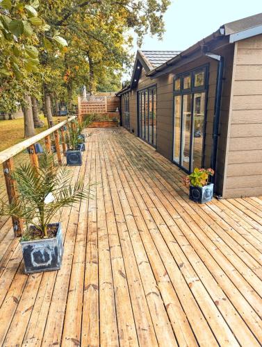 Hot Tub, Lake View, Peaceful Woodland Retreat in Eaton