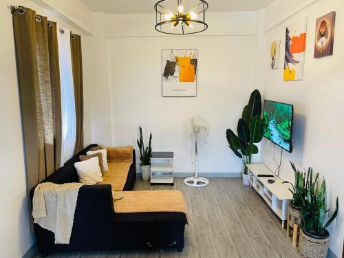 Charming 2BR Apartment with Balcony and Mountain View - Logan's Transient Apartment 2, Baguio