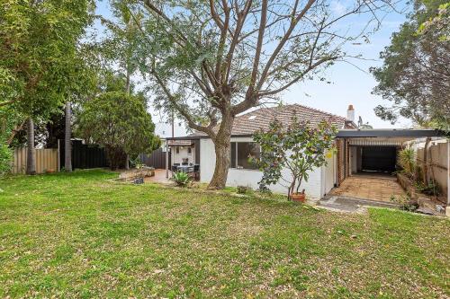 4BR Bedford Home - Chic Lounge & Garden Deck - image 3