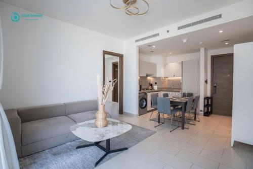 Blue Breeze - 2 Bedroom near Downtown, Elegant Retreat in Sobha, Dubaj