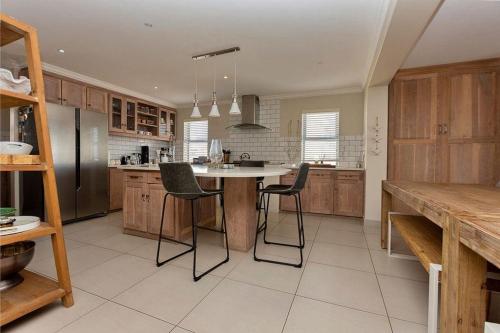 Villa Boheme, Stunning Lagoon Views, 10 Sleeper in Paradise Beach