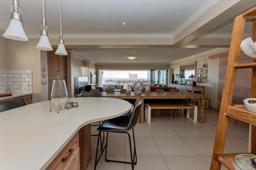 Villa Boheme, Stunning Lagoon Views, 10 Sleeper in Paradise Beach