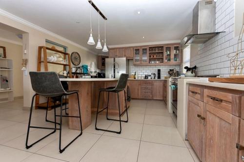 Villa Boheme, Stunning Lagoon Views, 10 Sleeper in Paradise Beach