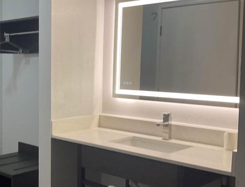 Motel 6 Omaha, NE - IAT West - 화장실