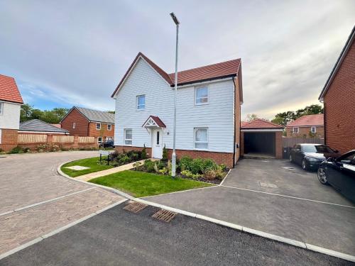 Detached 4BR House - Private Garden, Garage & Parking - Perfect for Long Stays, Families, Contractors