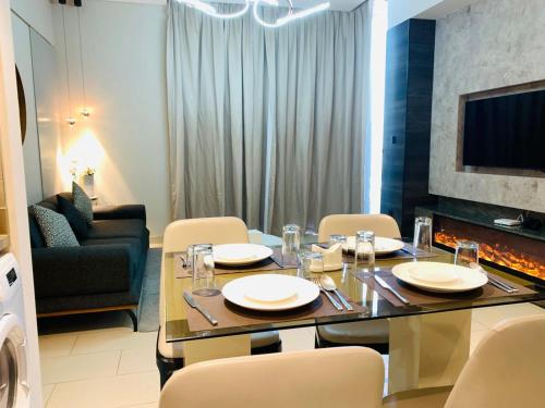 STAY BY LATINEM Luxury 2BR Holiday Home CV B2513 near Burj Khalifa, Dubai (photo 4)