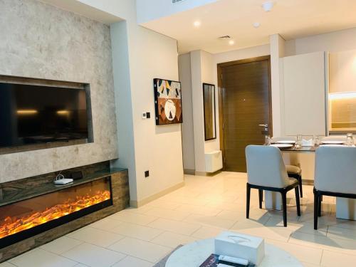 STAY BY LATINEM Luxury 2BR Holiday Home CV B2513 near Burj Khalifa – khách sạn tại Nad Al Sheba
