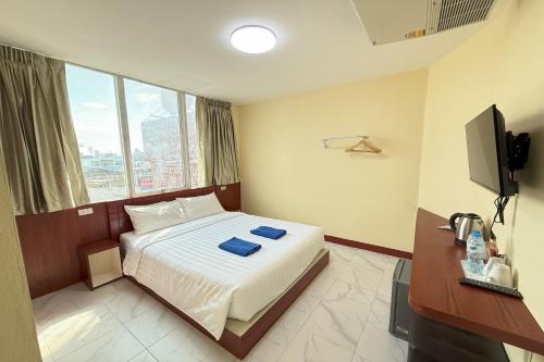 room detail thumbnail 1