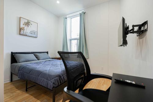 Cozy Studio Near Downtown Montreal with Parking near Etat Major