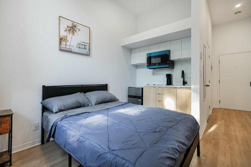 Cozy Studio Near Downtown Montreal with Parking near Etat Major