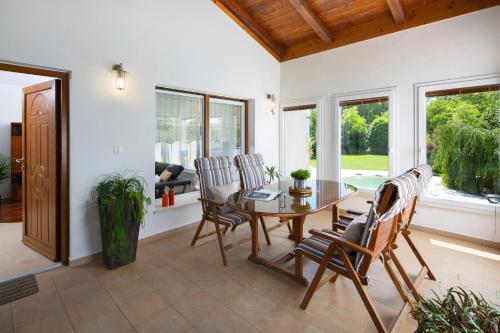 شرفة/ تراس, Villa Franka Nedešćina (Villa Franka Nedescina) in Nedescina