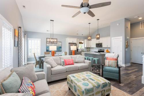 New Listing Updated Beach Cottage&Community Perks - image 2