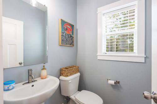 New Listing Updated Beach Cottage&Community Perks - image 4