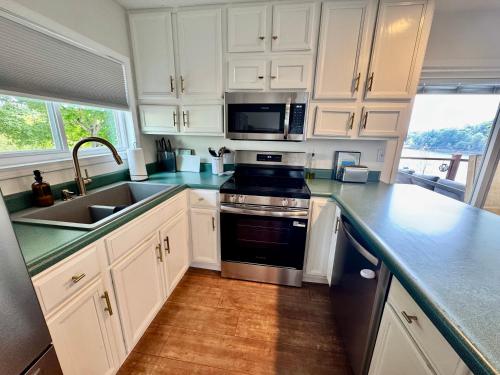 Fall Lakefront Escape-Fire Pits, Hunting, Hiking & Private Master Suite in Falls of Rough