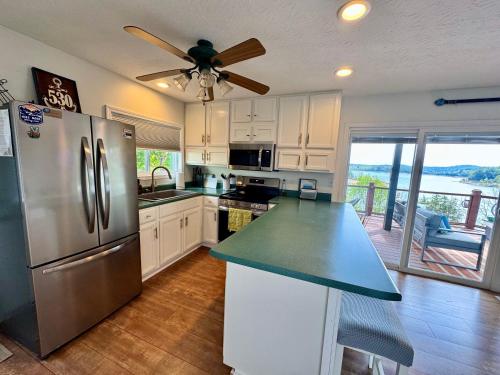 Fall Lakefront Escape-Fire Pits, Hunting, Hiking & Private Master Suite in Falls of Rough