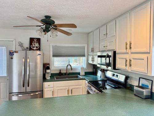Fall Lakefront Escape-Fire Pits, Hunting, Hiking & Private Master Suite in Falls of Rough