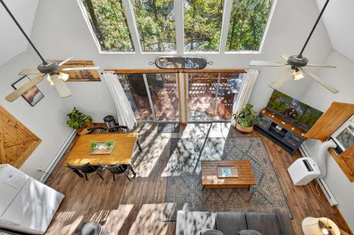 Quiet Wooded Chalet near Bryce w Hot Tub Firepit in Basye, USA