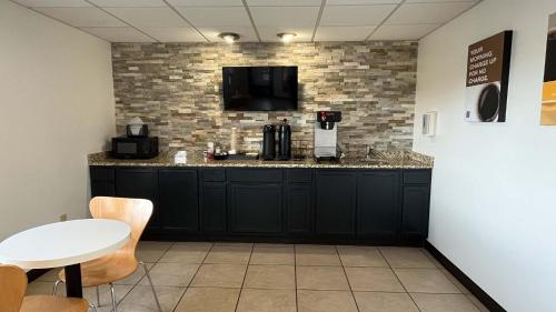Studio 6 Suites Urbana IL - image 13