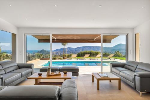 Villa contemporaine avec vue mer in Mandelieu-la-Napoule Center