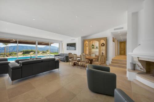 Villa contemporaine avec vue mer in Mandelieu-la-Napoule Center