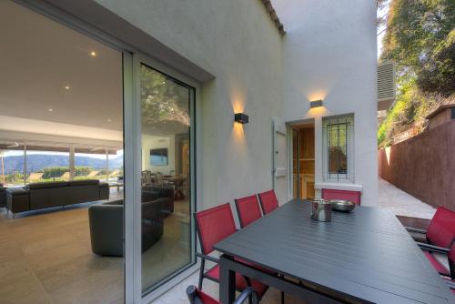 Villa contemporaine avec vue mer in Mandelieu-la-Napoule Center