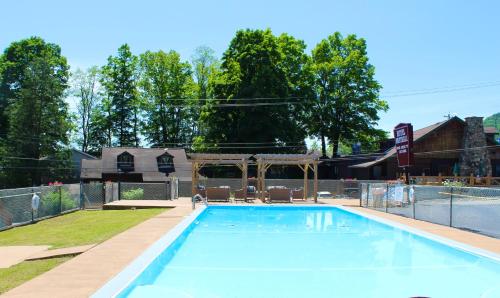 蒙特利爾汽車旅館 (Motel Montreal) in 喬治湖 (NY)