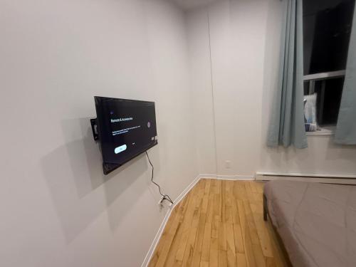 Well located studio apartment with parking near downtown Montreal near Fruiterie Papaye ET Mangue