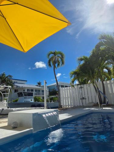 Direct access Canal front with Pool 2 bed 2 bath