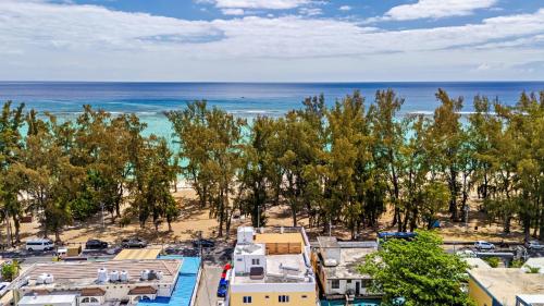 C-side Studios - newly fully renovated beachfront residence with rooftop jacuzzi, Флик-ан-Флак (фото 3)