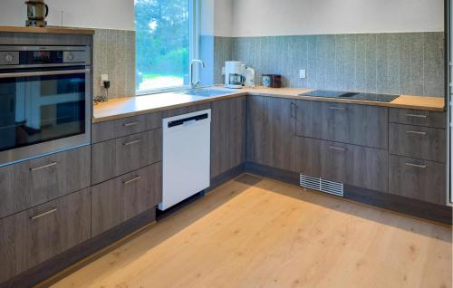 Konyha, 3 Bedroom Stunning Home In Fårvang (3 Bedroom Stunning Home In Farvang) in Ans By