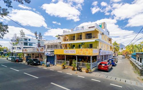 C-side Studios - newly fully renovated beachfront residence with rooftop jacuzzi, Флик-ан-Флак (фото 6)