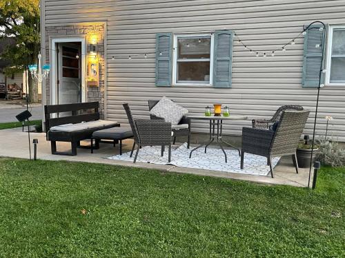 Létesítmények, 1 BR Cozy Apartment with Fire Pit Short walk to town in Nappanee (Indiana)