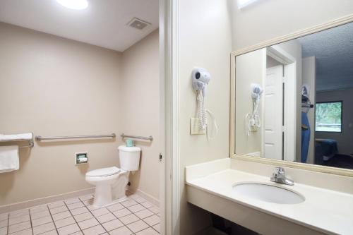 Deerfield Inn By Capital O Blytheville AR I55 - 화장실