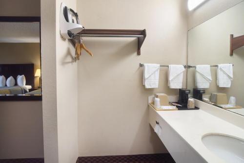 Deerfield Inn By Capital O Blytheville AR I55 - 화장실