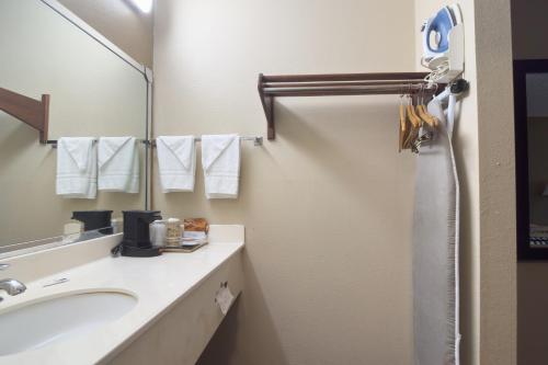 Deerfield Inn By Capital O Blytheville AR I55 - 화장실